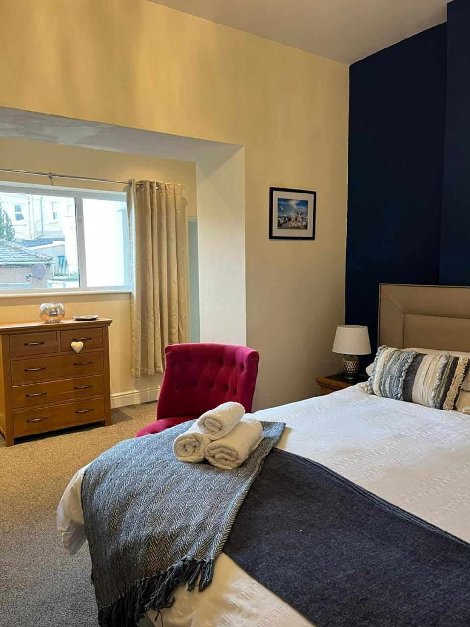 Apartment Beautifully Presented Victorian Within Walking Distance To *